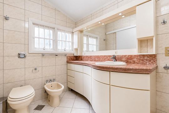 Banheiro da Suíte de casa para alugar com 4 quartos, 486m² em Partenon, Porto Alegre