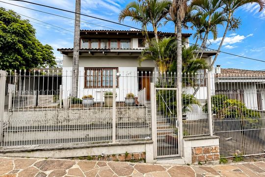 Fachada de casa para alugar com 4 quartos, 486m² em Partenon, Porto Alegre