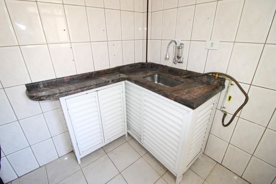 Cozinha de apartamento para alugar com 2 quartos, 45m² em Conjunto Habitacional Fazenda do Carmo, São Paulo