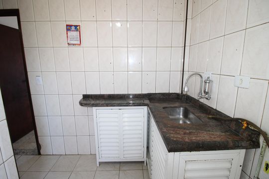 Cozinha de apartamento para alugar com 2 quartos, 45m² em Conjunto Habitacional Fazenda do Carmo, São Paulo