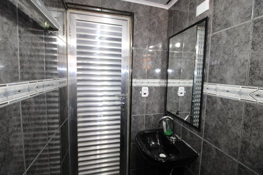 Banheiro de apartamento para alugar com 2 quartos, 45m² em Conjunto Habitacional Fazenda do Carmo, São Paulo