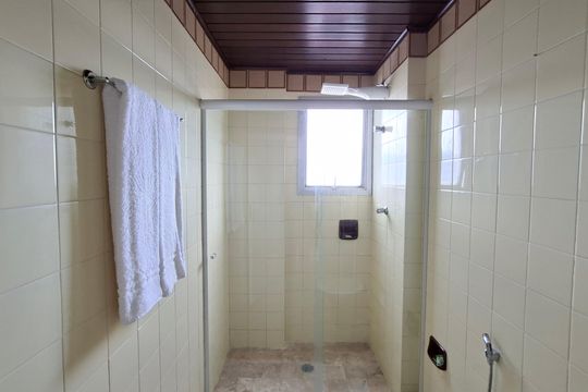 Banheiro Social  de apartamento para alugar com 1 quarto, 56m² em Graça, Salvador