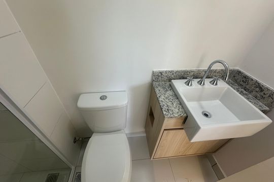 Banheiro de apartamento à venda com 2 quartos, 49m² em Jardim Esperanca, Barueri