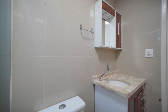 Banheiro de apartamento para alugar com 2 quartos, 54m² em Bom Viver, São José