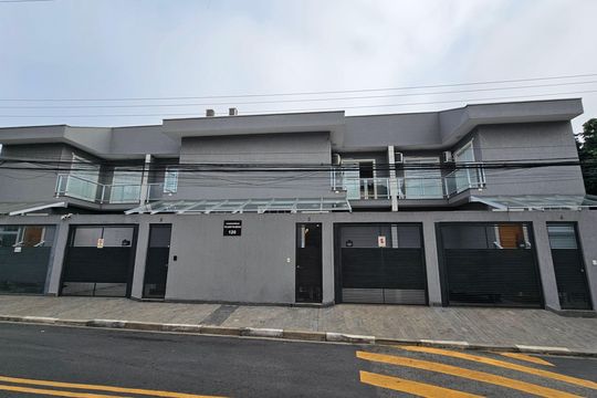 Fachada de casa de condomínio para alugar com 2 quartos, 64m² em Pestana, Osasco