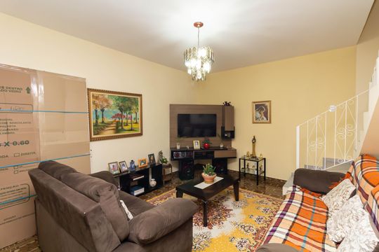 Casa para alugar com 3 quartos, 300m² em Jardim Robru, São Paulo