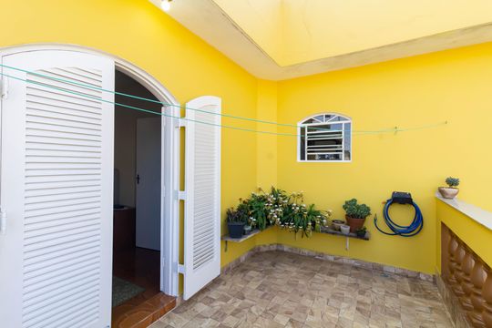 Sacada de casa para alugar com 3 quartos, 300m² em Jardim Robru, São Paulo