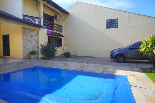 Piscina  de casa à venda com 2 quartos, 200m² em Partenon, Porto Alegre