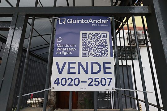 Plaquinha instalada de apartamento à venda com 3 quartos, 107m² em São Geraldo, Porto Alegre