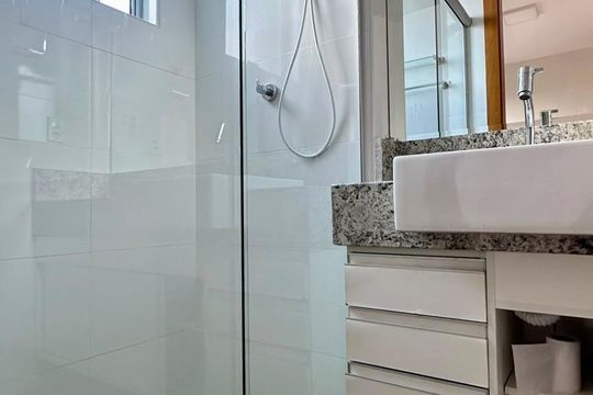 Banheiro  de apartamento à venda com 2 quartos, 60m² em Serra, Belo Horizonte