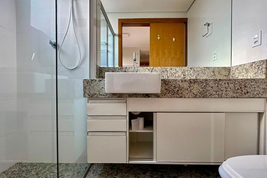 Banheiro  de apartamento à venda com 2 quartos, 60m² em Serra, Belo Horizonte
