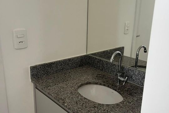 Banheiro de kitnet/studio para alugar com 1 quarto, 30m² em Pinheiros, São Paulo