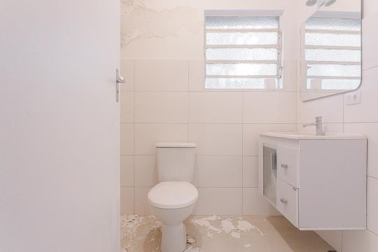 Banheiro de apartamento para alugar com 1 quarto, 27m² em Pinheiros, São Paulo