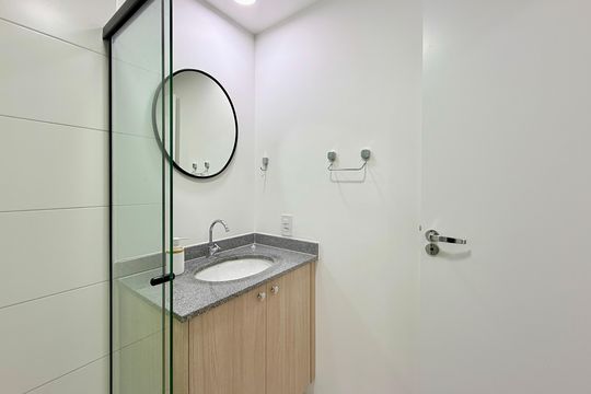 Banheiro  de kitnet/studio para alugar com 1 quarto, 24m² em Vila Cordeiro, São Paulo