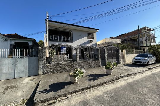 Fachada de casa à venda com 3 quartos, 290m² em Praça Seca, Rio de Janeiro