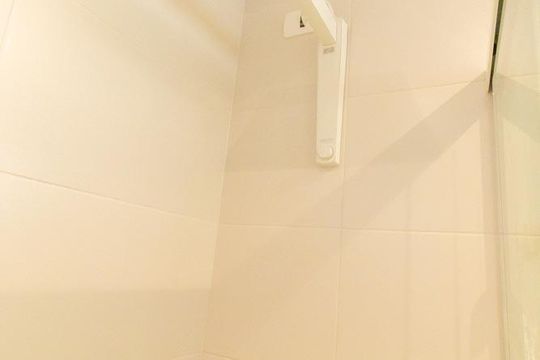Banheiro social de kitnet/studio para alugar com 1 quarto, 23m² em Novo Mundo, Curitiba