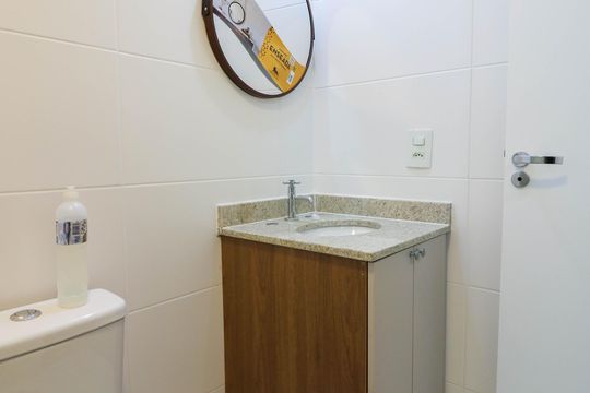 Banheiro de kitnet/studio para alugar com 1 quarto, 26m² em Santo Amaro, São Paulo