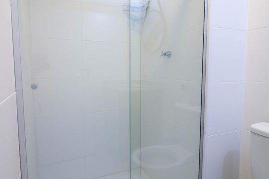 Banheiro de kitnet/studio para alugar com 1 quarto, 26m² em Santo Amaro, São Paulo