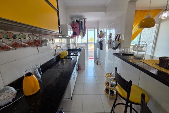 Cozinha de apartamento para alugar com 2 quartos, 67m² em Guilhermina, Praia Grande