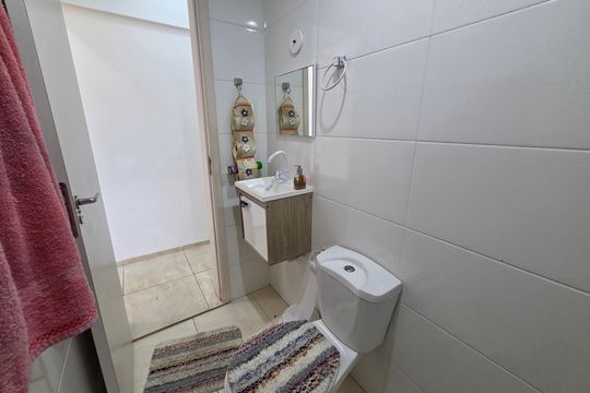 Banheiro de apartamento para alugar com 2 quartos, 67m² em Guilhermina, Praia Grande