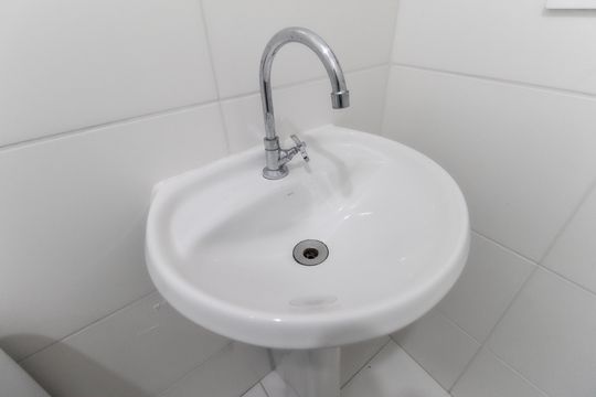 Banheiro de apartamento para alugar com 2 quartos, 32m² em Vila Carmosina, São Paulo