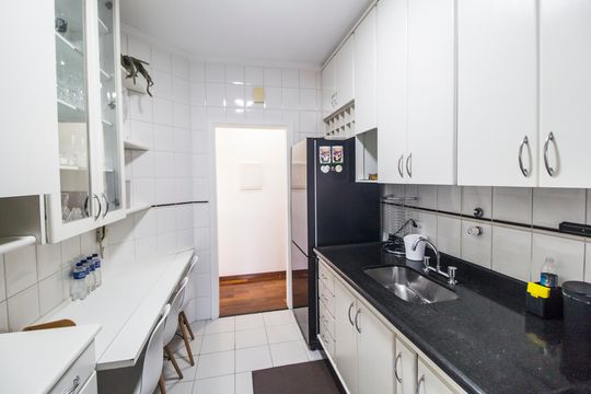 Cozinha de apartamento à venda com 3 quartos, 86m² em Empresarial 18 do Forte, Barueri