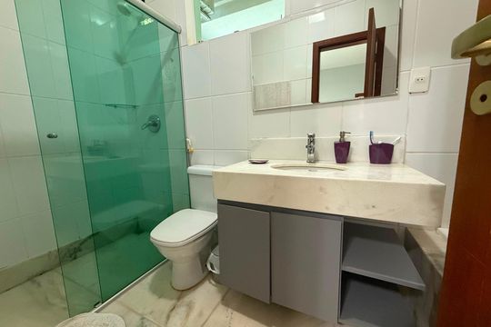 banheiro 3 de casa de condomínio para alugar com 5 quartos, 300m² em Retiro do Chale, Brumadinho