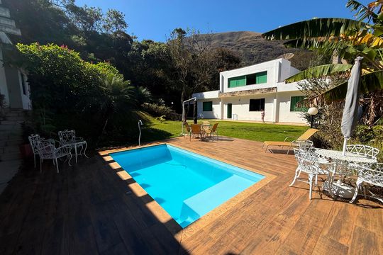 pis de casa de condomínio para alugar com 5 quartos, 300m² em Retiro do Chale, Brumadinho