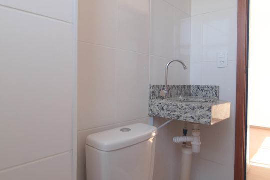 Banheiro Social de apartamento à venda com 2 quartos, 45m² em Braúnas, Belo Horizonte