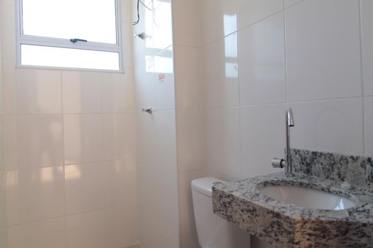 Banheiro Social de apartamento à venda com 2 quartos, 45m² em Braúnas, Belo Horizonte
