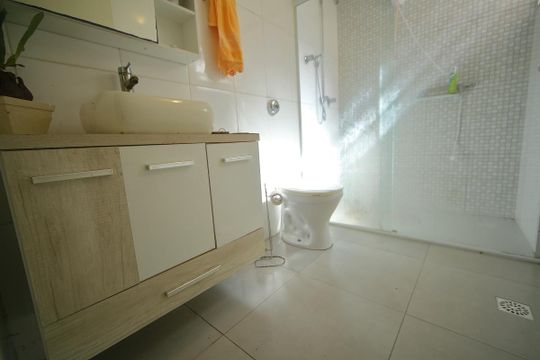 Banheiro  de casa à venda com 2 quartos, 151m² em Jardim Calux, São Bernardo do Campo