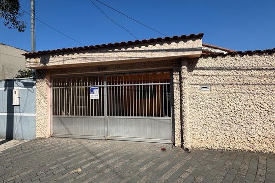 Fachada de casa à venda com 2 quartos, 151m² em Jardim Calux, São Bernardo do Campo