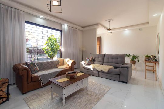 Sala de casa à venda com 3 quartos, 221m² em Guarujá, Porto Alegre