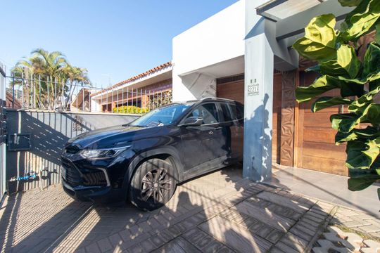 Garagem de casa à venda com 3 quartos, 221m² em Guarujá, Porto Alegre