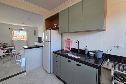 Cozinha de casa de condomínio para alugar com 2 quartos, 52m² em Solemar, Praia Grande