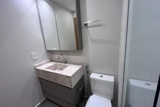Banheiro social de apartamento à venda com 2 quartos, 47m² em Setor Marista, Goiânia