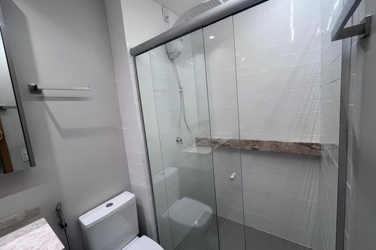 Banheiro social de apartamento à venda com 2 quartos, 47m² em Setor Marista, Goiânia