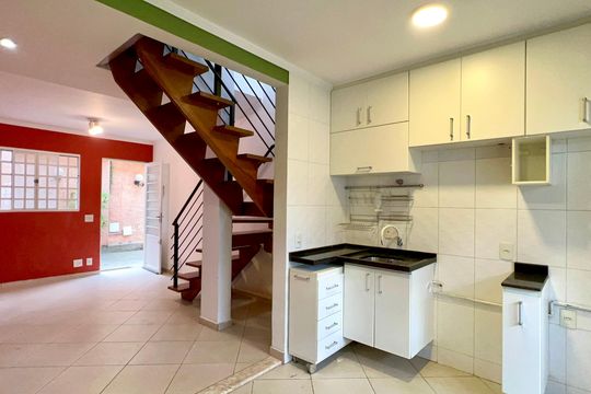 Cozinha de casa de condomínio para alugar com 2 quartos, 88m² em Pompeia, São Paulo
