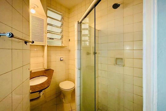 Suíte Banheiro de apartamento à venda com 2 quartos, 110m² em Lagoa, Rio de Janeiro