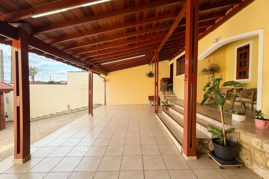Varanda de casa à venda com 3 quartos, 180m² em Parque das Colinas, Valinhos