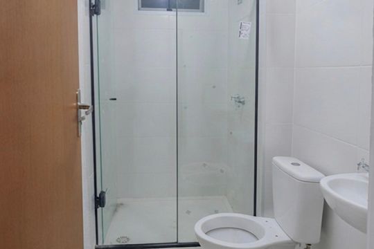 Banheiro de apartamento para alugar com 2 quartos, 50m² em Santa Cruz, Rio de Janeiro