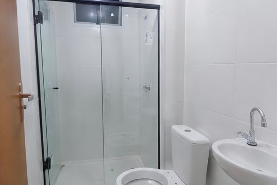 Banheiro de apartamento para alugar com 2 quartos, 50m² em Santa Cruz, Rio de Janeiro