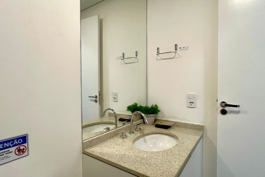 Banheiro de kitnet/studio para alugar com 1 quarto, 28m² em Pinheiros, São Paulo