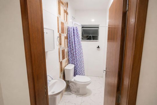Banheiro de kitnet/studio para alugar com 1 quarto, 40m² em Serraria, São José