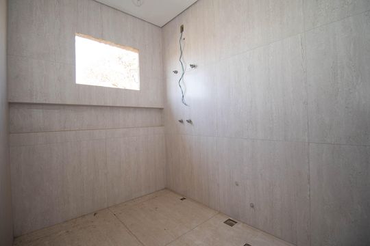 Banheiro da Suíte 3 de casa de condomínio à venda com 3 quartos, 240m² em Jardim Botânico, Brasília