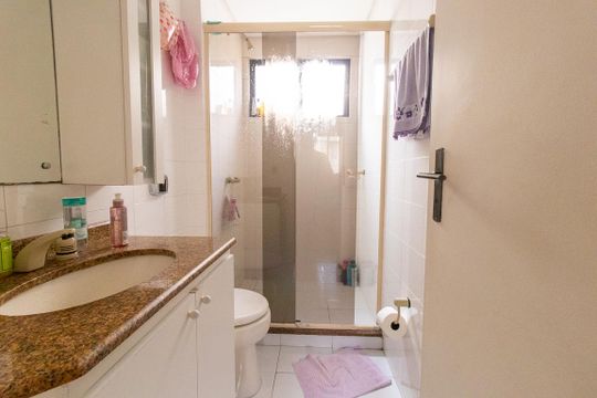 Banheiro da Suíte de apartamento para alugar com 3 quartos, 71m² em Novo Mundo, Curitiba