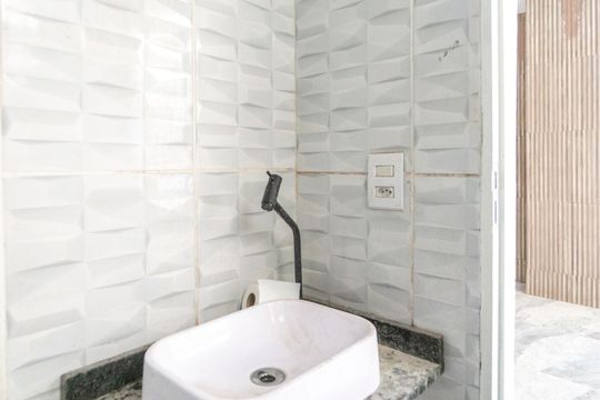 Banheiro de casa de condomínio para alugar com 1 quarto, 40m² em Vila Carrão, São Paulo