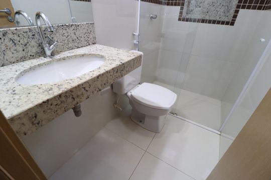 Banheiro do Quarto 2 de apartamento para alugar com 2 quartos, 62m² em Santa Mônica, Uberlândia