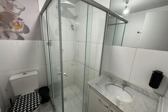Banheiro de apartamento à venda com 2 quartos, 60m² em Setor Negrão de Lima, Goiânia