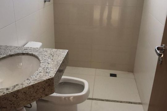 Banheiro social de apartamento à venda com 2 quartos, 64m² em Setor Leste Universitário, Goiânia